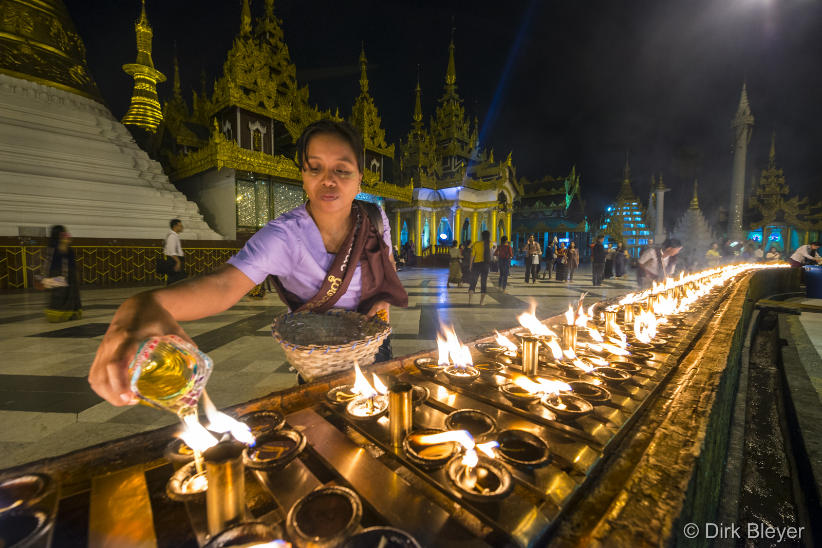 Abendliches Ritual auf der Shwedagon Pagode